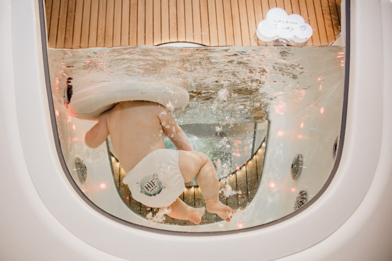 Baby Floaten Zutphen Baby met blauwe ogen heerlijk aan het floaten